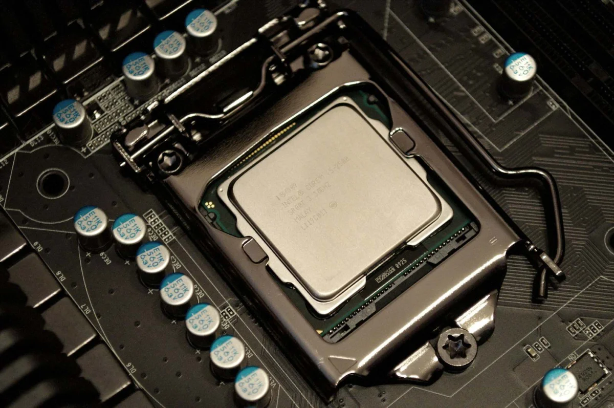 CPU Clock Speed (GHz) vs Actual Performance: Why a 3.5 GHz Chip Can Beat a 5.0 GHz Chip