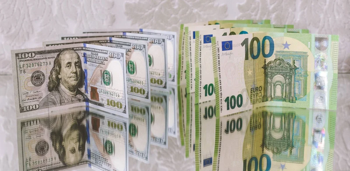 Currency Risk, Forward Contracts, and When to Exchange Money: A Practical Guide