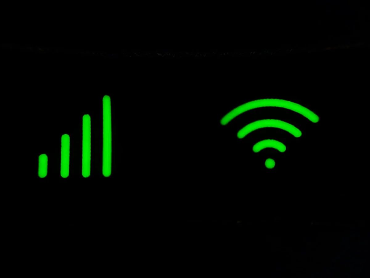 Mbps vs MB/s: Why "100 Mbps" and "12 MB/s" Are the Same Number, Not a Problem